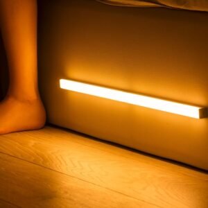 Detalle de luz LED recargable por USB para armarios